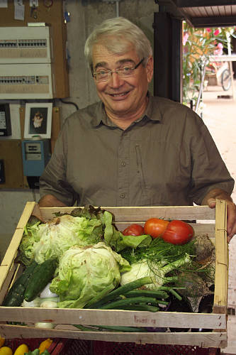 AMAPIEN venu remplir son panier de légumes.